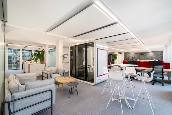Aménagement d'un espace de travail en flex office. La création de différents espaces pour travailler, se reposer ou encore échanger avec ses collègues contribue à apporter un environnement de travail agréable.