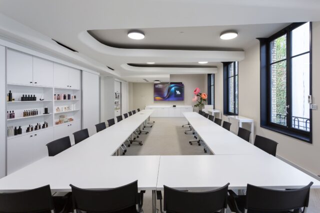 idée d'aménagement d’entreprise : bureau moderne et minimaliste